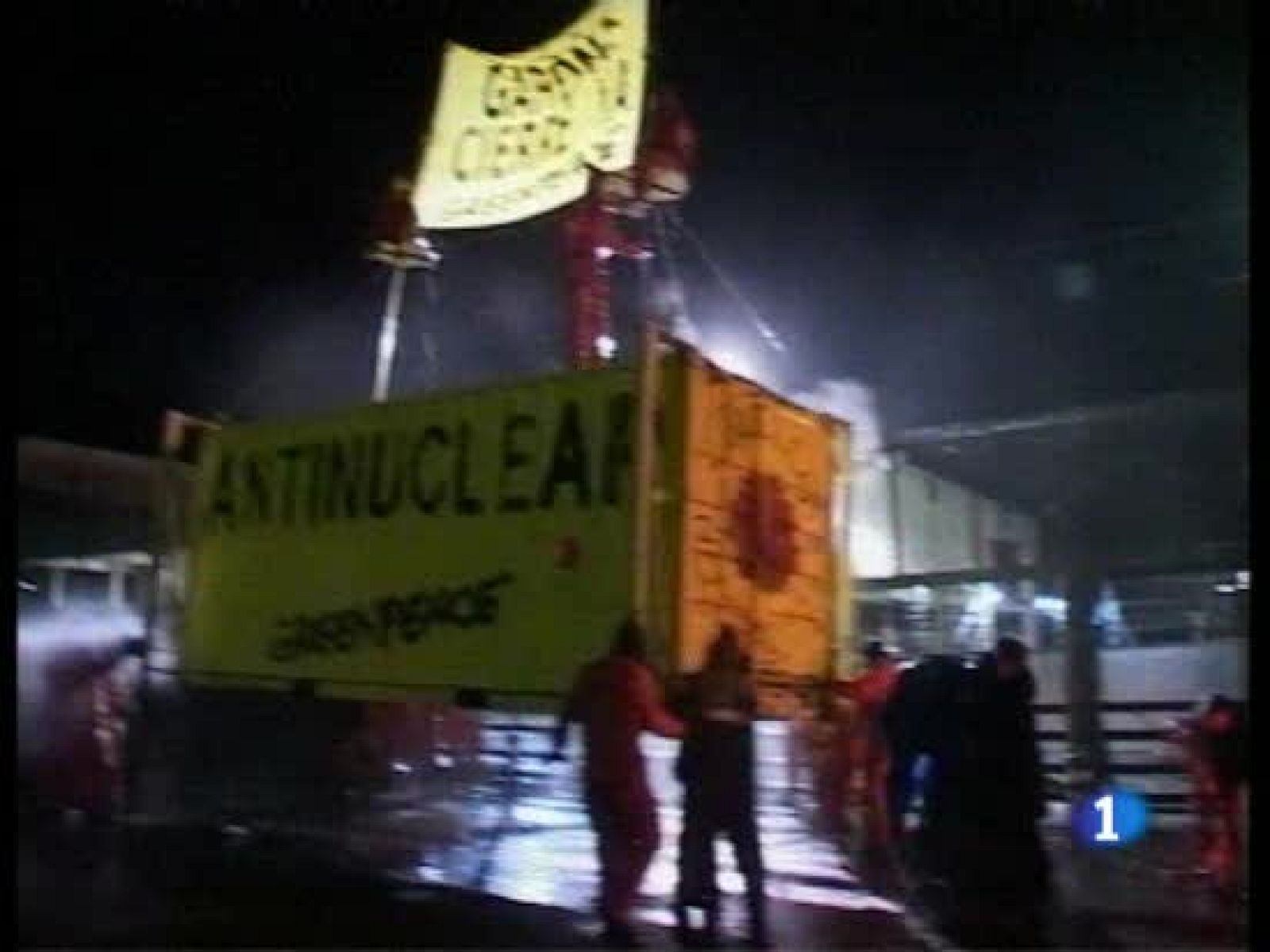 Activistas de Greenpeace bloquean la entrada a la central nuclear de Garoña | Ver