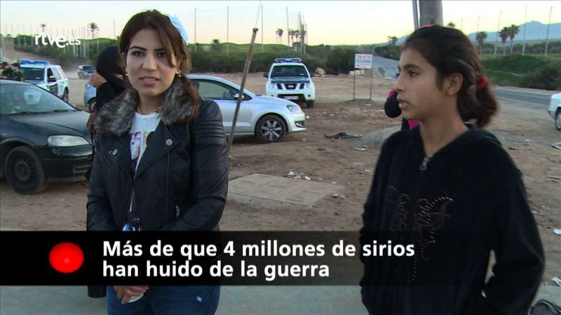 Estos refugiados abandonan contentos el CETI para viajar a Europa