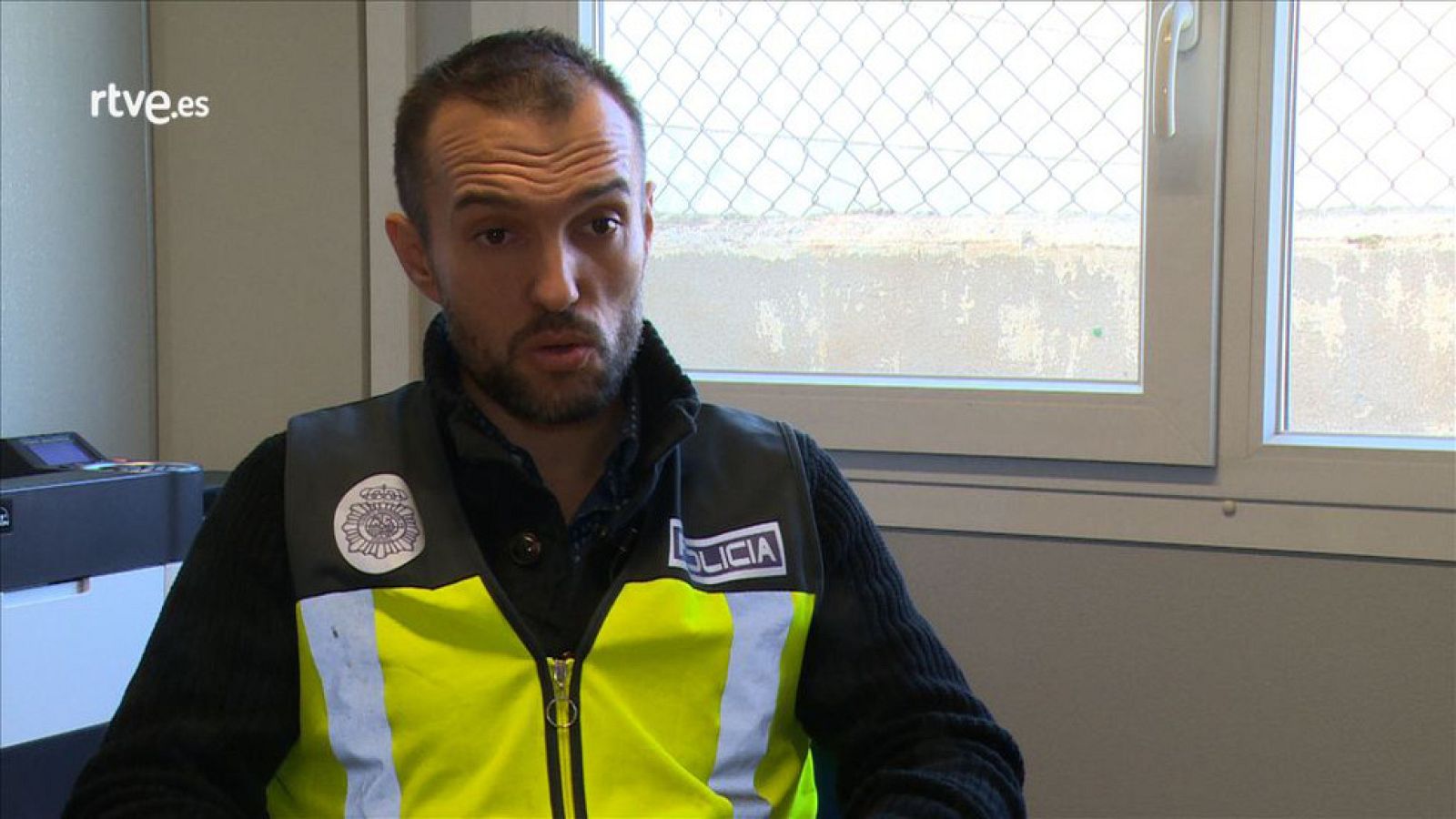 El Policía Nacional Abril asesora a los refugiados sirios en la frontera