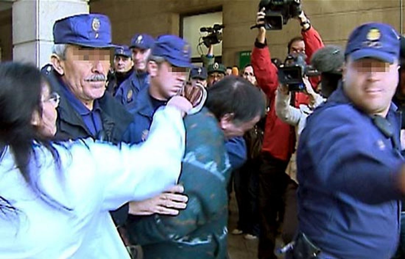 Santiago del Valle admite que le gustan las niñas de 7 u 8 años y es agredido a las puertas del Juzgado | Ver