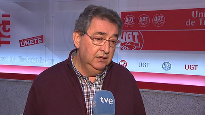 Telediario 1 - Patronal y sindicatos mantienen una reunión informal para analizar la situación política