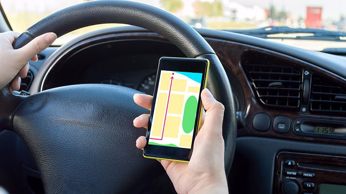 Telediario 1 - Tráfico planea colocar cámaras para vigilar el uso del móvil y del cinturón