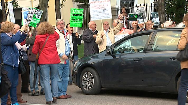 Telediario 1 - Los afectados por las acciones de Bankia celebran la sentencia que confirma irregularidades en su salida a Bolsa
