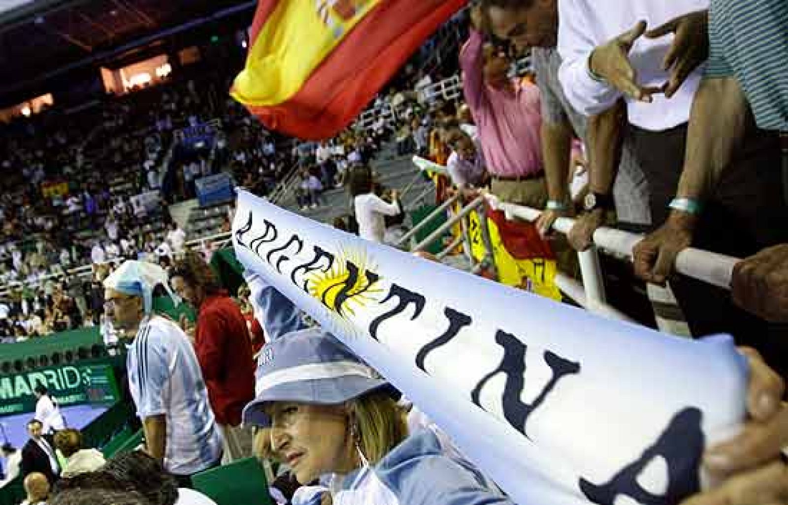 Todo está preparado en Mar del Plata para acoger la gran final de la Copa Davis entre Argentina y España. La afición argentina, con su apoyo incondicional, intentará llevar a su equipo hasta la victoria.