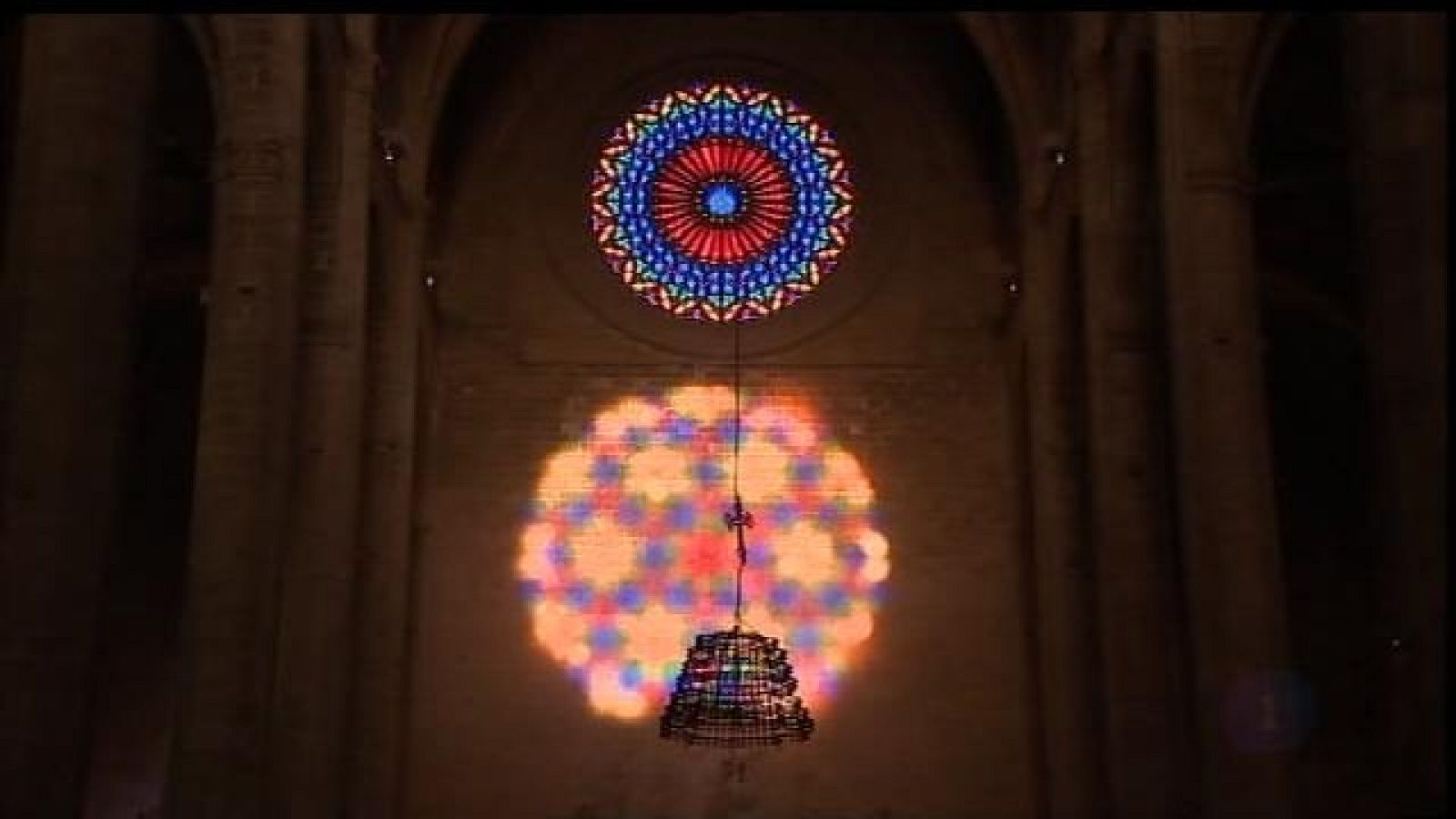 Milers de persones assisteixen a la Seu per veure l'efecte del 8