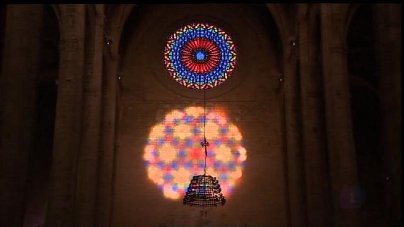 Milers de persones assisteixen a la Seu per veure l'efecte del 8