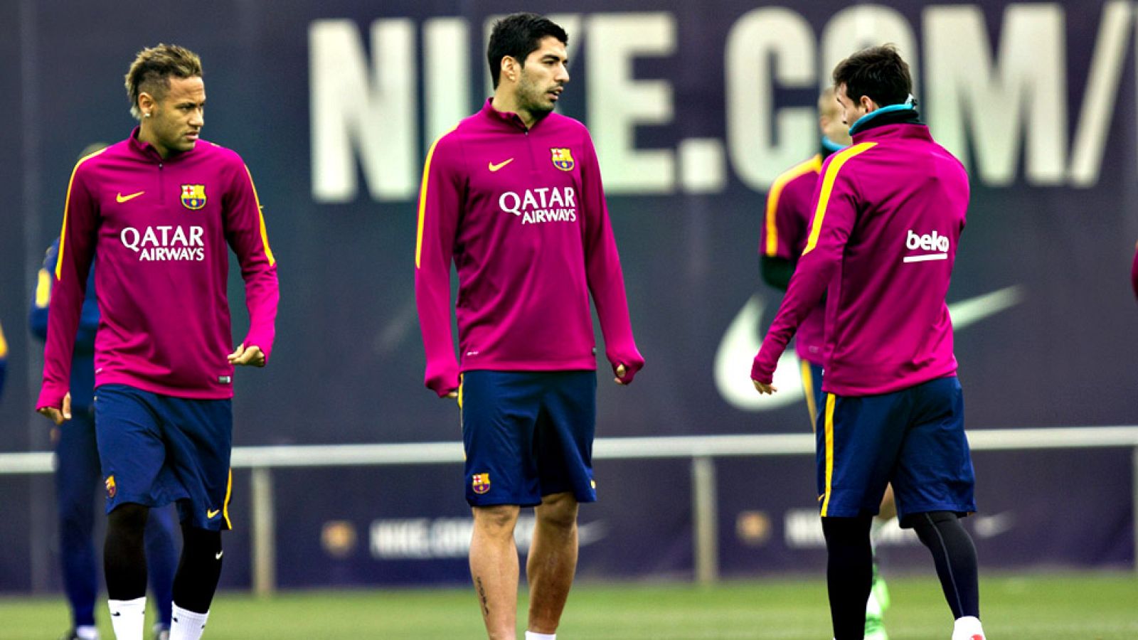 El Barcelona, líder en solitario de Primera, quiere aprovechar su buen momento para dejar sentenciada en la ida la eliminatoria copera ante el Valencia, que se presenta en esta semifinal con dudas, con su técnico cuestionado y sin levantar cabeza en