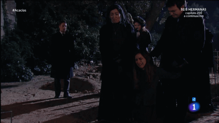 Acacias 38 - Manuela detenida durante el funeral de su hija