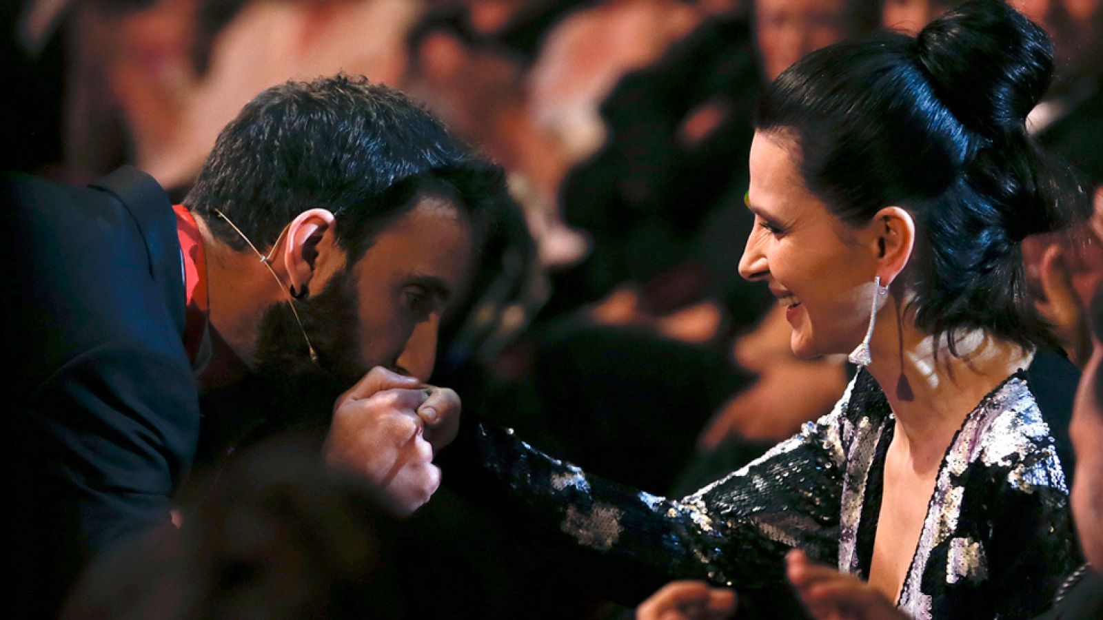 Rovira invita a Tim Robbins y Juliette Binoche a tomar gazpacho en Mlaga | Ver