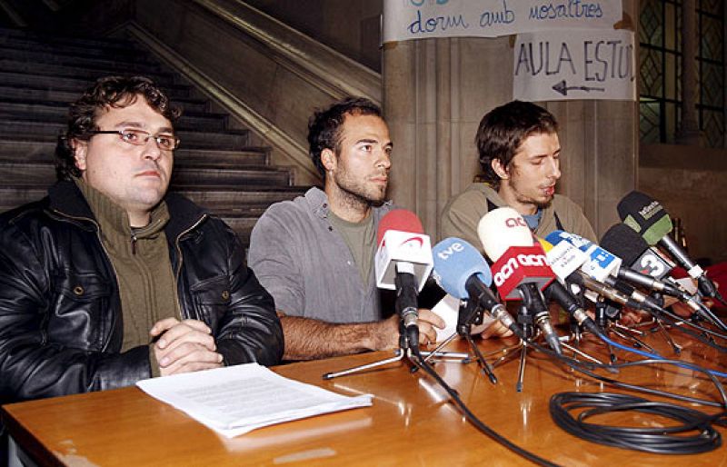 Los estudiantes de Barcelona mantienen el encierro contra el Plan Bolonia