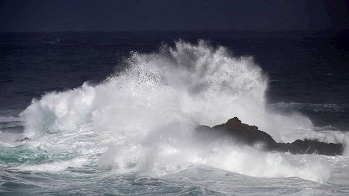 Telediario 1 - Alerta roja en Galicia y la costa occidental de Asturias por olas de hasta nueve metros de altura