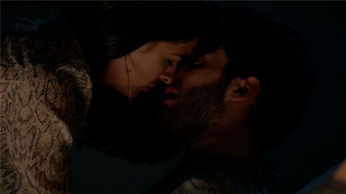 Cuéntame cómo pasó - Carlos arruina su noche romántica con Julia