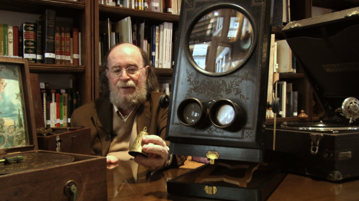  - Joaquín Díaz muestra una caja de música