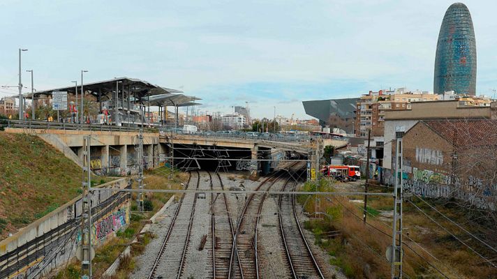 Telediario 1 - Un incendio en una estación abandonada obliga a cerrar la circulación de trenes en Barcelona