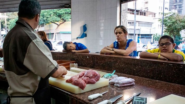 Telediario 1 - Los problemas energéticos de Venezuela provocan la reducción de las horas de apertura de los comercios