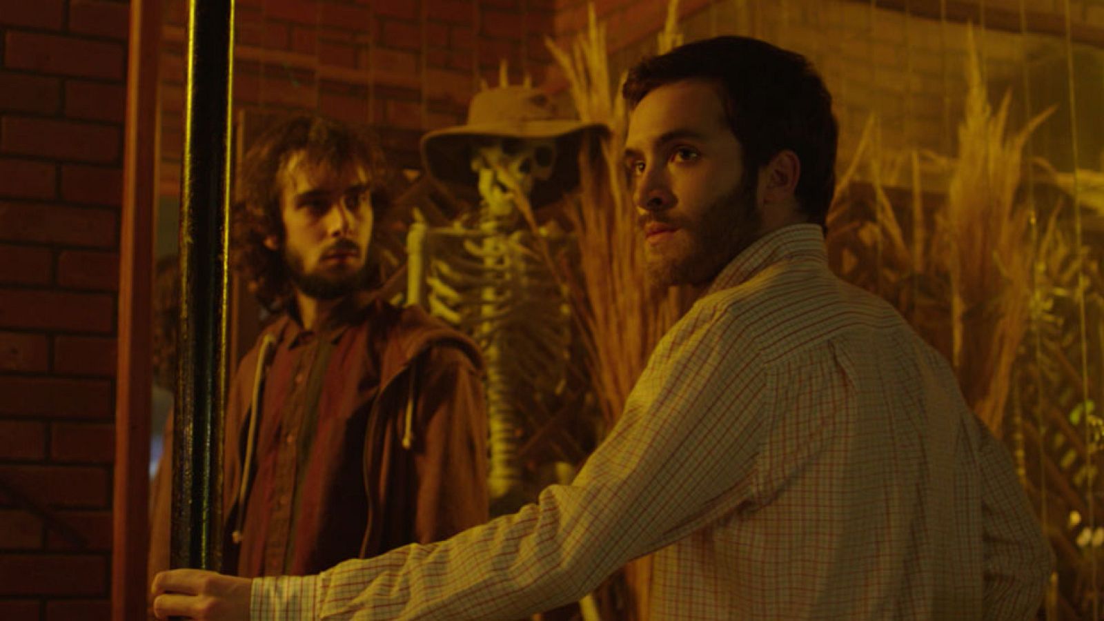 Cuéntame cómo pasó - Luis se mete en problemas por bailar con Nati