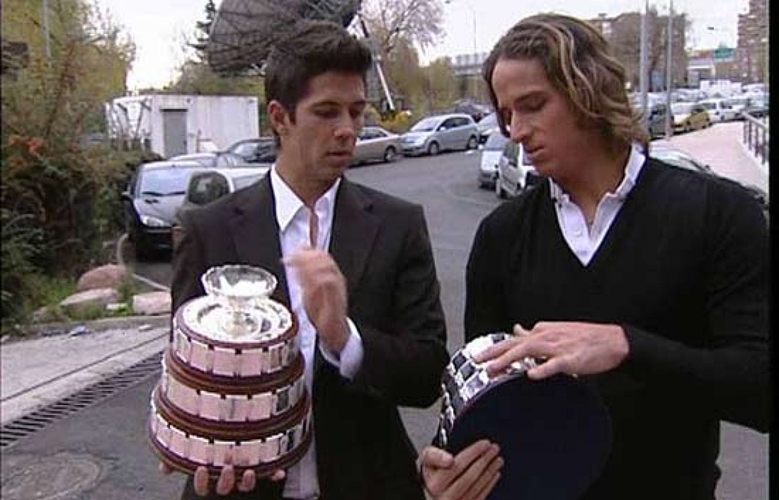 Feliciano y Verdasco son los dos héroes de la Copa Davis y han estado en TVE para mostrar sus réplicas de la Ensaladera. Para cerrar la visita han charlado con los usuarios de RTVE.es.