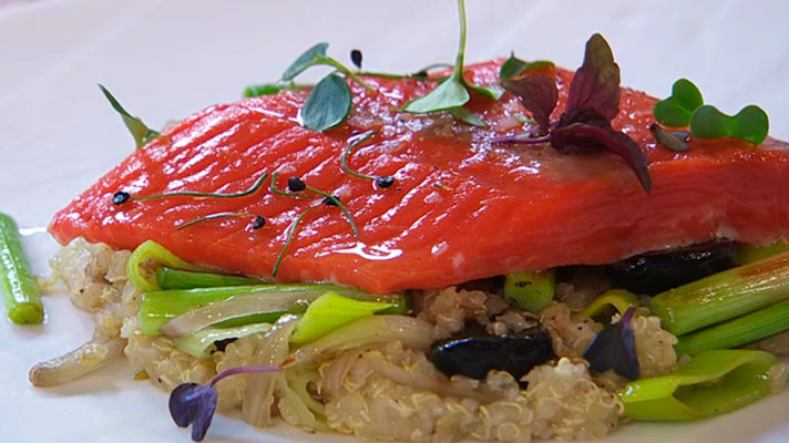 RTVE Cocina - Receta de salmón con quinoa y ajo negro