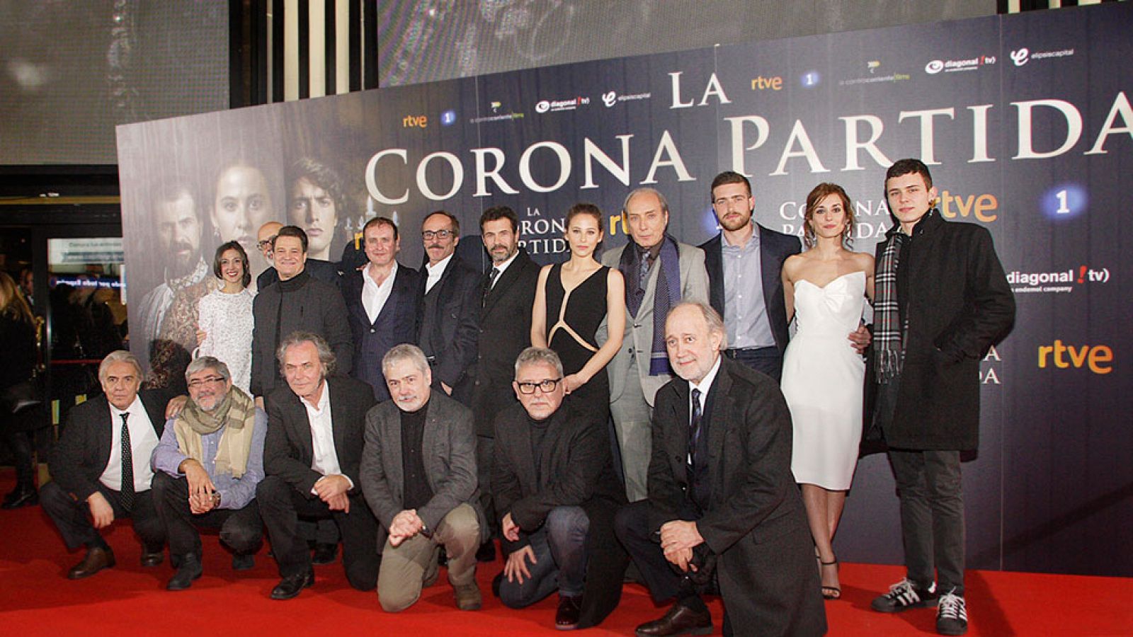 Vuelve a ver la alfombra roja del preestreno de "La corona partida" en los cines Capitol de Madrid, que ha contado con la asistencia de los protagonistas, Rodolfo Sancho, Raúl Mérida, Irene Escolar y Eusebio Poncela, así como el director de la pelícu