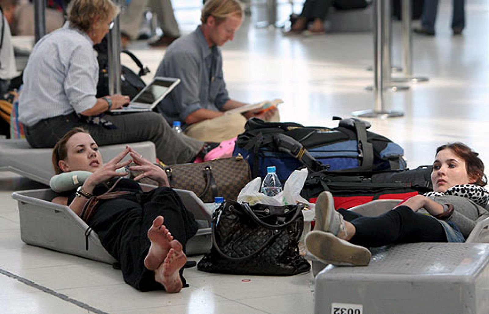Los miles de pasajeros que han quedado atrapados en los aeropuertos de Tailandia, ocupados por opositores antigubernamentales, han comenzado a ser evacuados.