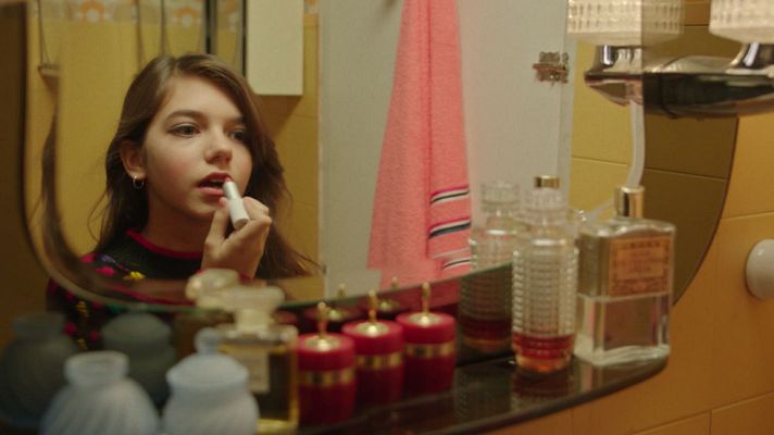 Cuéntame cómo pasó - María se maquilla y rompe sus gafas por un descuido