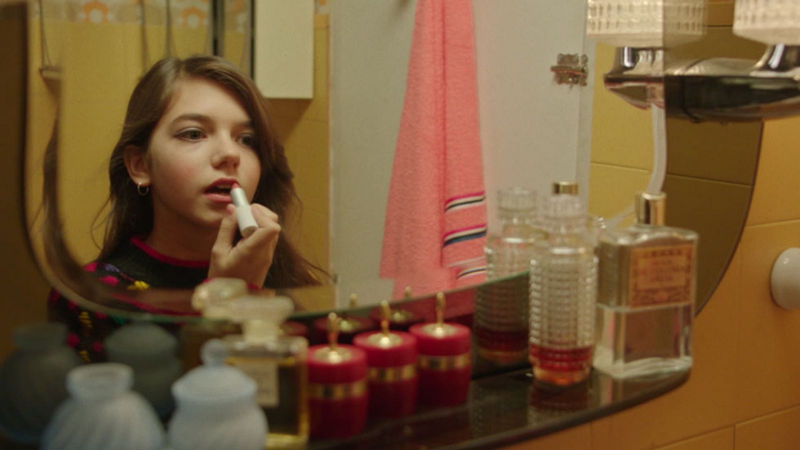 Cuéntame cómo pasó - María se maquilla y rompe sus gafas por un descuido