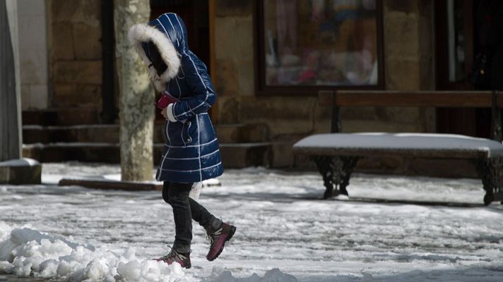 El tiempo - Nieve en cotas bajas de centro y norte del país y viento en Canarias