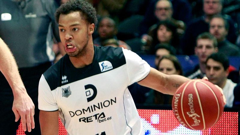 Clevin Hannah protagoniza la jugada del partido