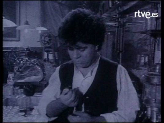 Almodóvar interpreta \"Tatuaje\" - Música en el Archivo de RTVE | Ver