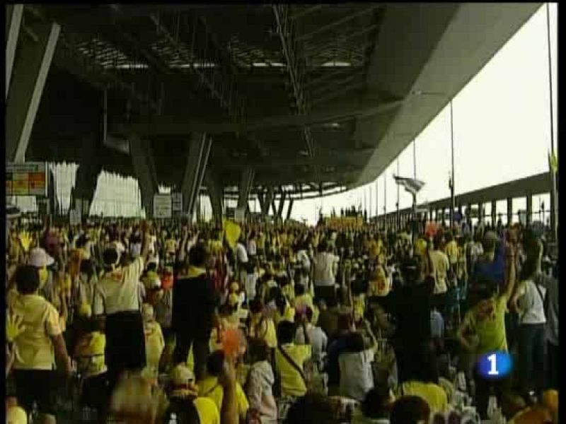 Los opositores al gobierno  tailandés han tomado el aeropuerto internacional de Bangkok | Ver