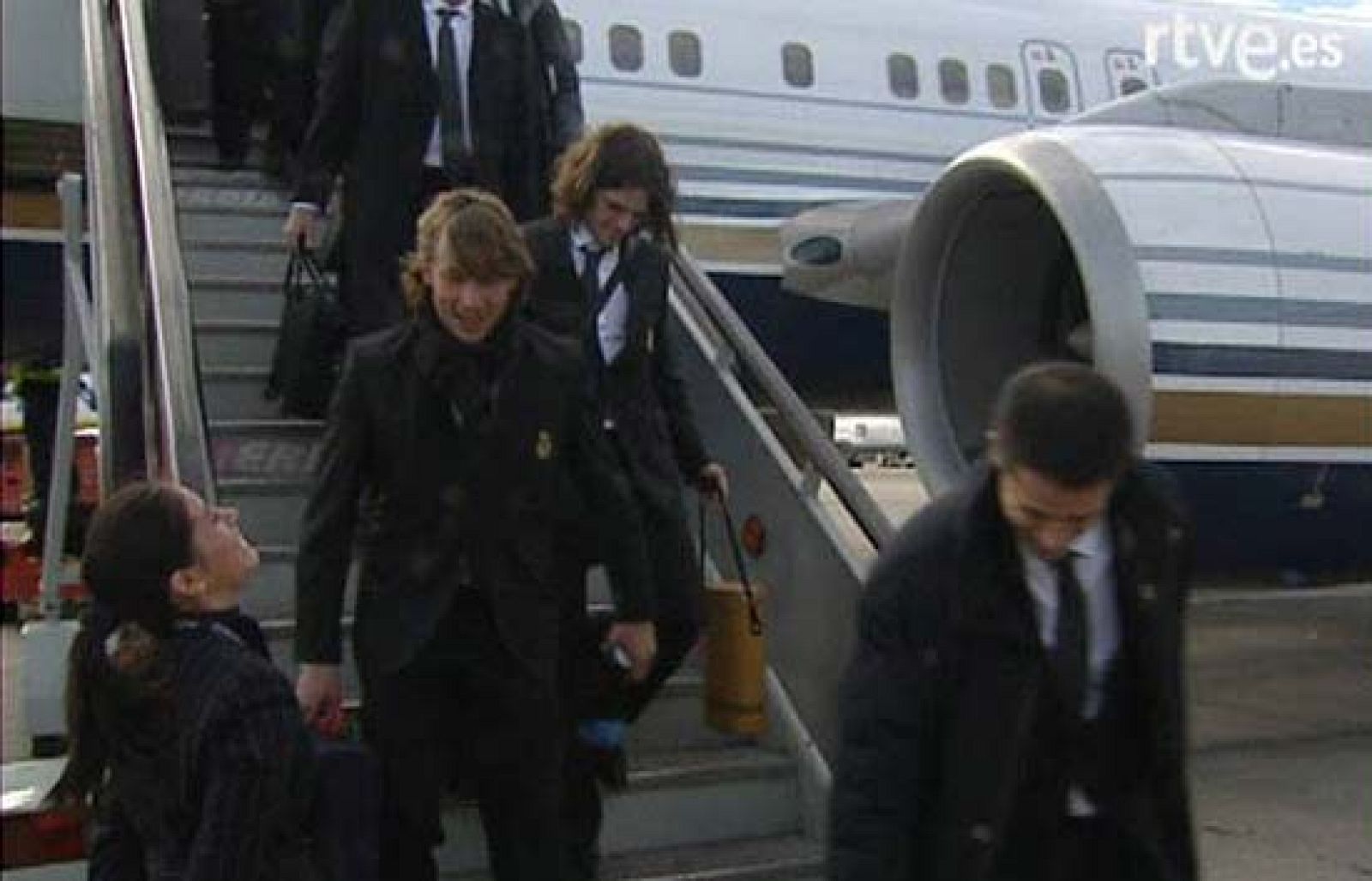 El defensa argentino del Real Madrid, Gabriel Heinze, ha llegado al aeropuerto de Barajas cojeando, tras el partido disputado ante el Bate en Bileorrusia.