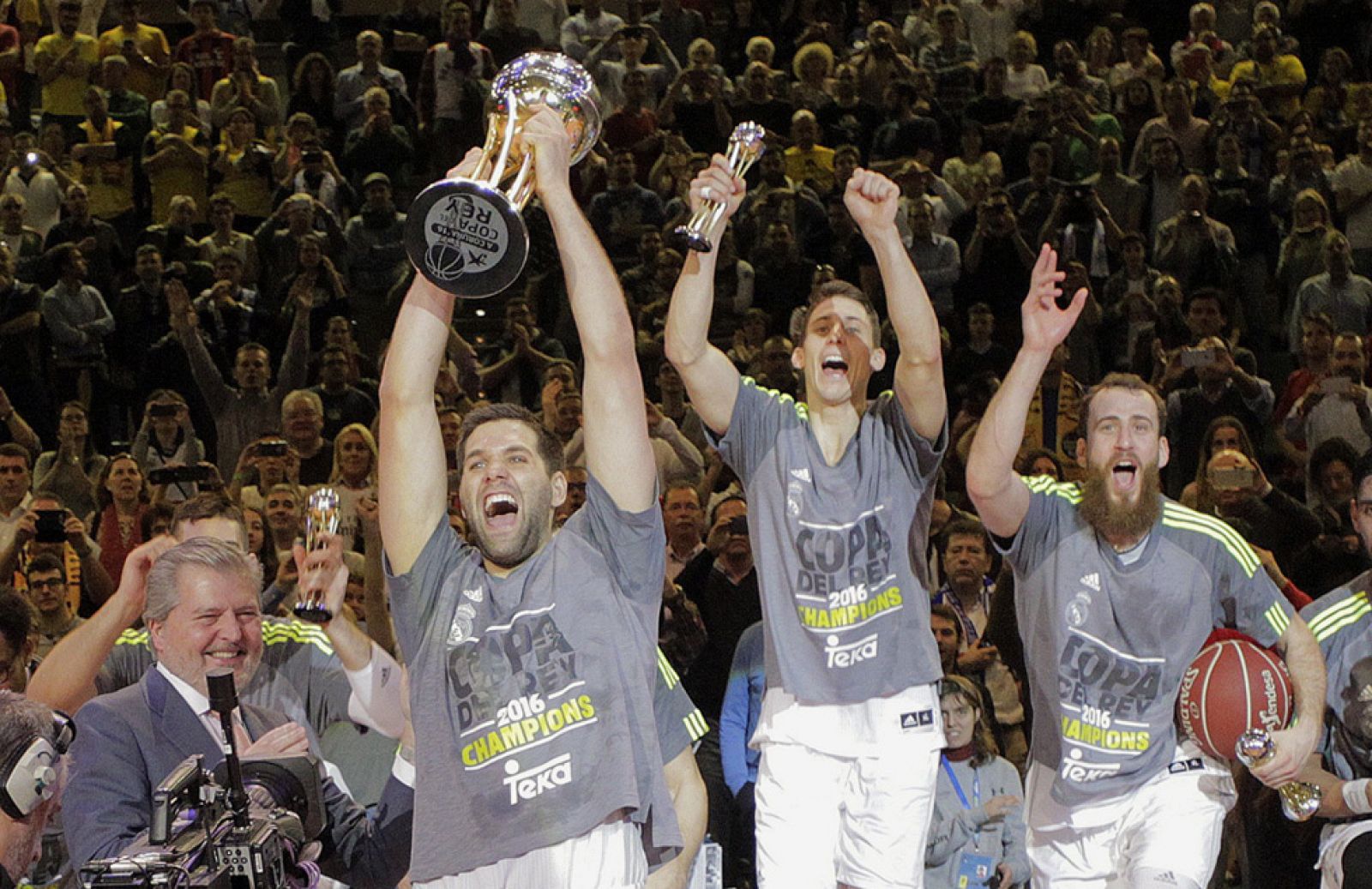 La Copa del Rey sigue embrujada por el Real Madrid en Coru�a (81-85) | Ver