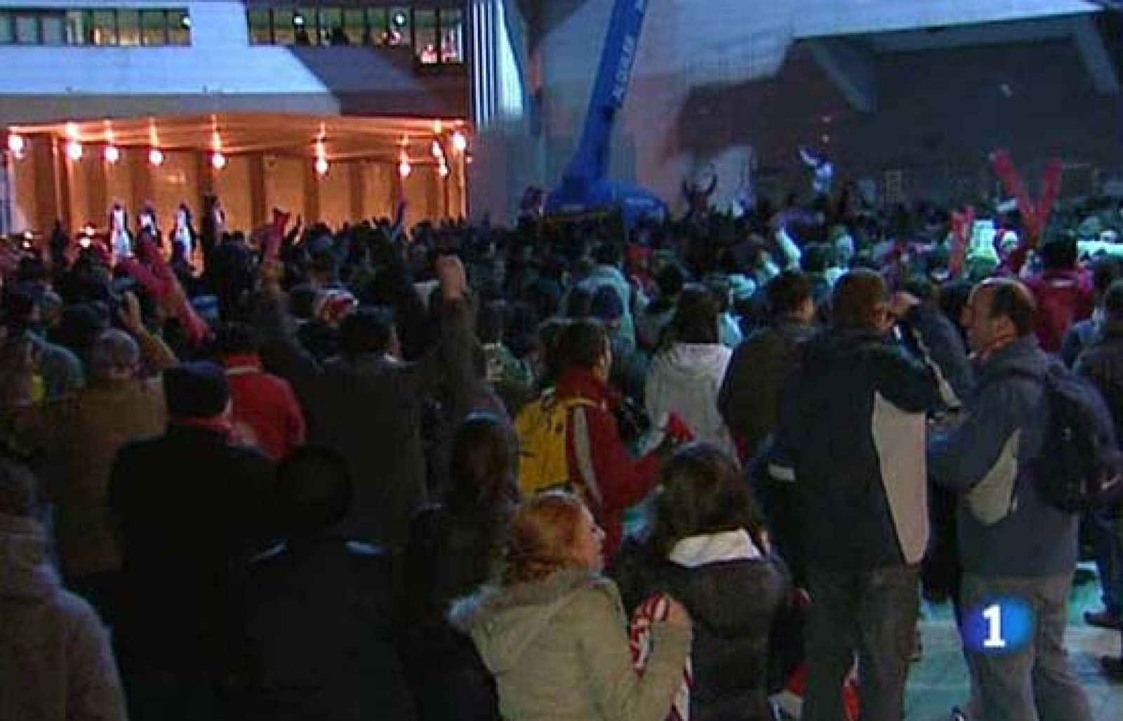 A pesar de la sanción de la UEFA, el Atlético no está sólo. Los aficionados rojiblancos están apoyando a su equipo fuera del Vicente Calderón.