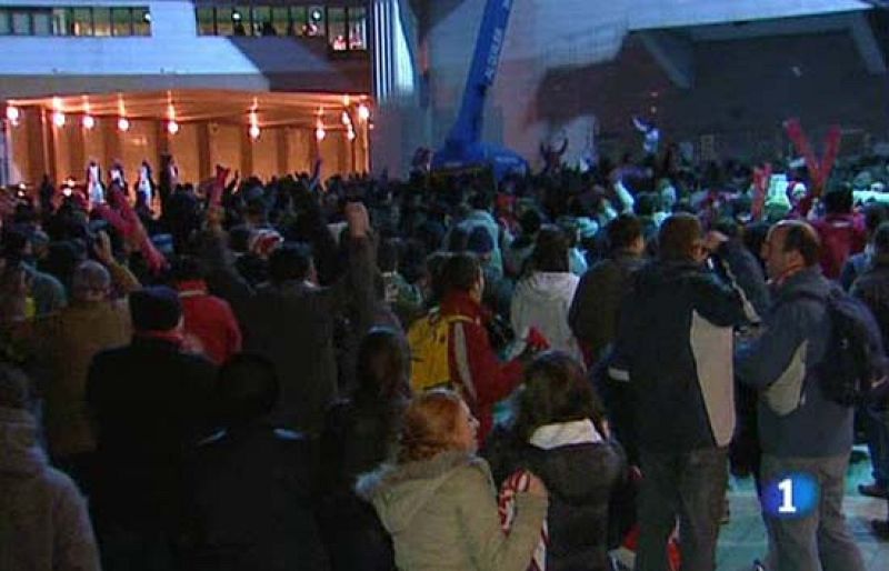 A pesar de la sanción de la UEFA, el Atlético no está sólo. Los aficionados rojiblancos están apoyando a su equipo fuera del Vicente Calderón.