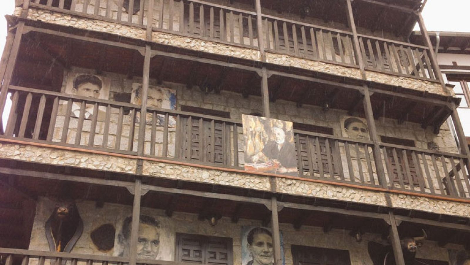 Mogarraz, el pueblo de los retratos