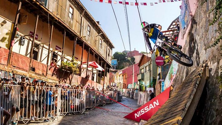 Telediario 1 - Ciclistas, literalmente, por las paredes en Valparaíso