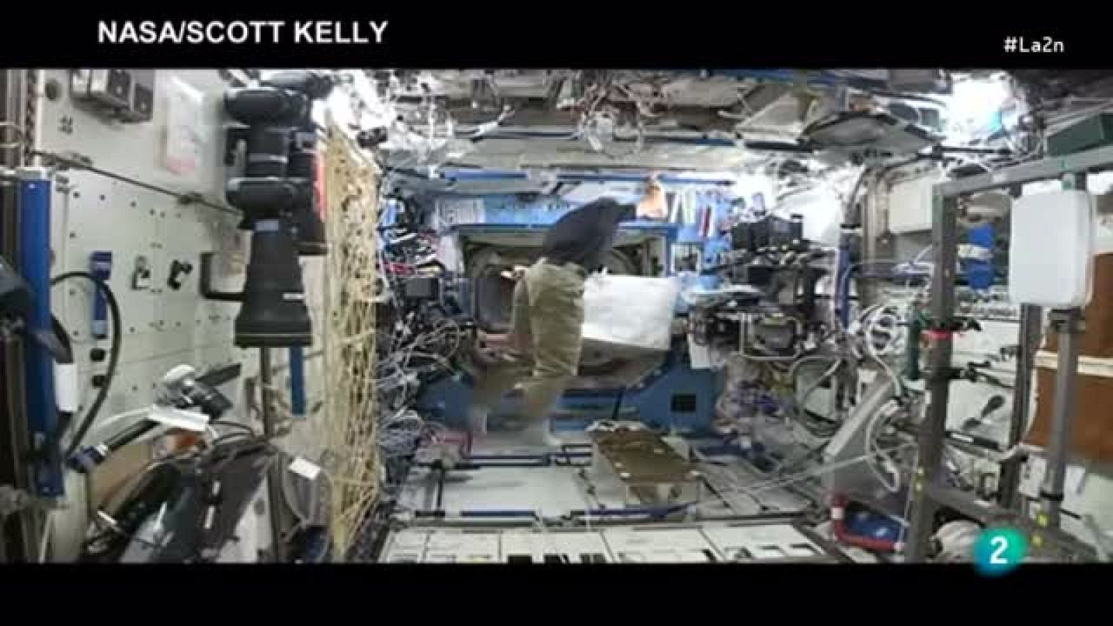 La 2 noticias - Haciendo el mono en el espacio