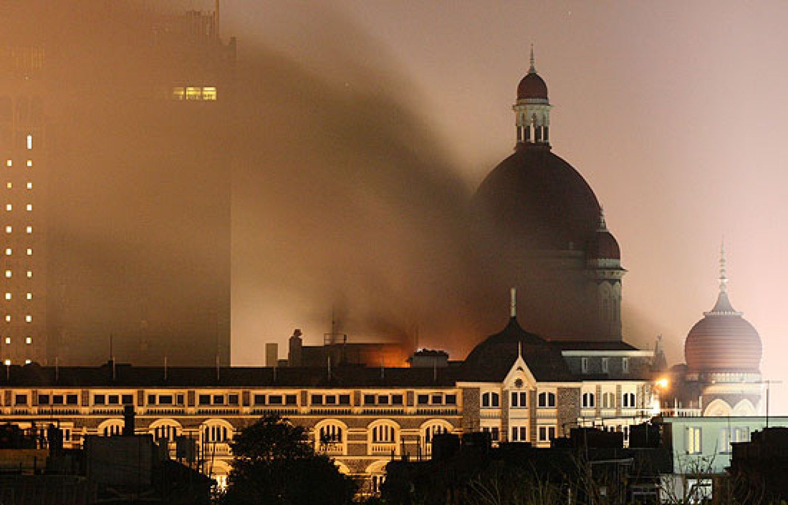 En Bombay, un grupo de terroristas sigue atrincherado en el hotel Oberoi | Ver