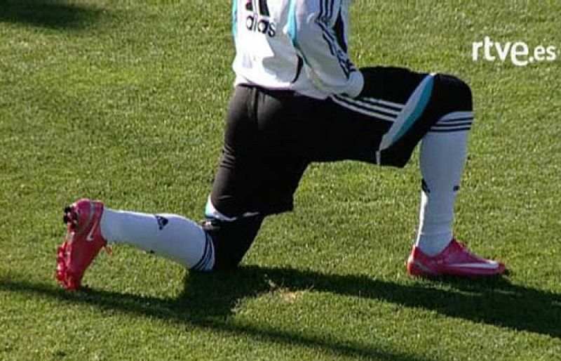 Las botas rosas de Marcelo han sido las protagonistas del entrenamiento del Real Madrid. Cannavaro y Robben podrían estar listos para el partido del próximo fin de semana ante el Getafe.