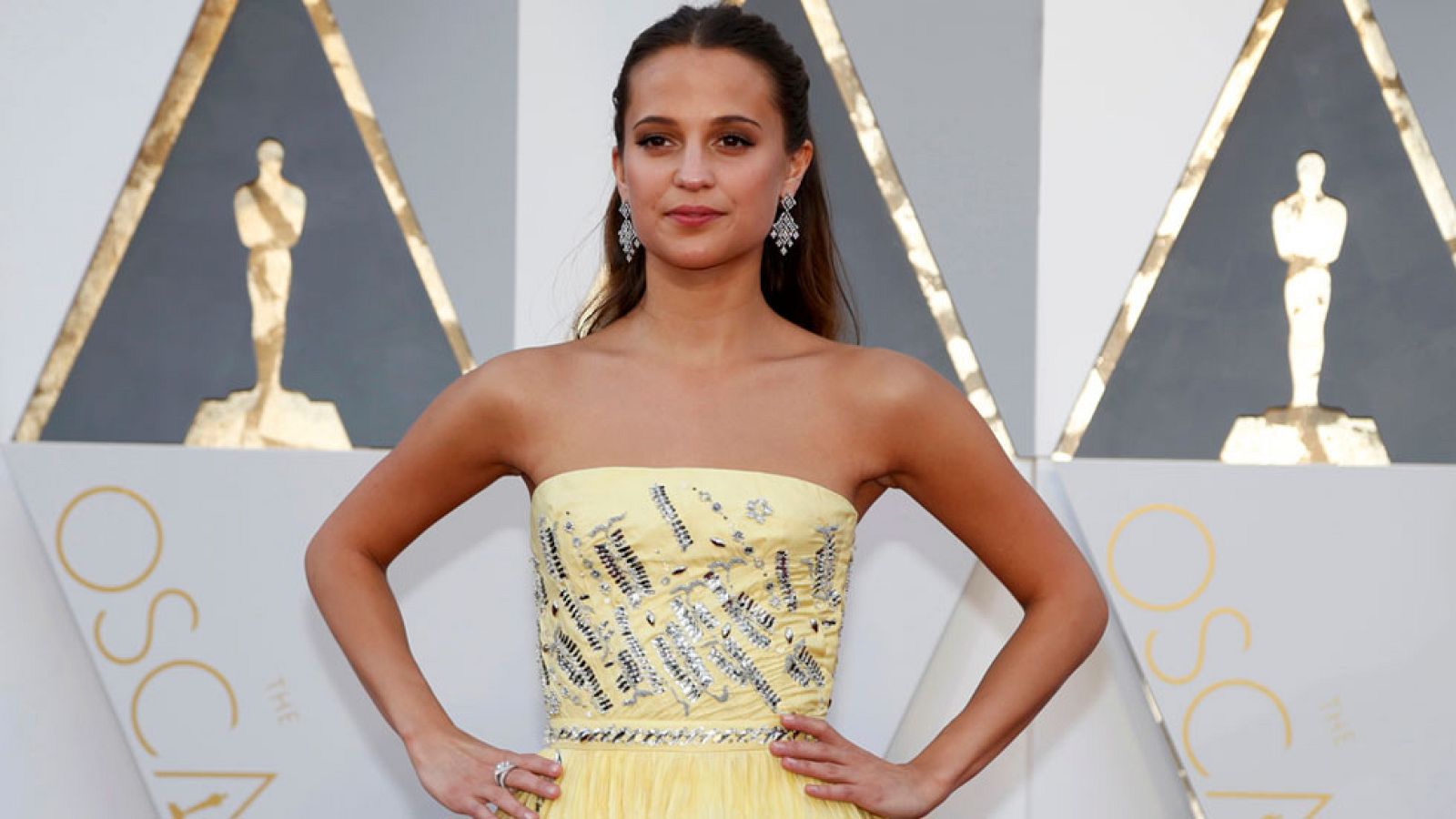 Entrevista a Alicia Vikander en la alfombra roja