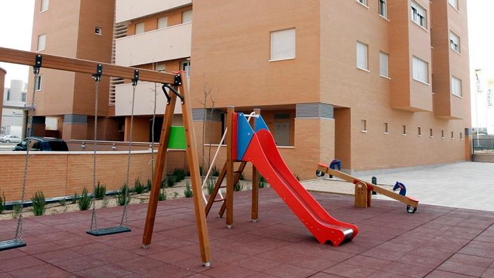 Telediario 1 - Cinco mafias organizadas alquilan pisos ocupados en varios barrios de Madrid