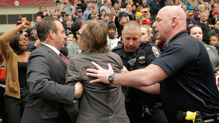 Telediario 1 - Un agente tira al suelo a un fotógrafo de 'Time' durante una protesta contra Trump