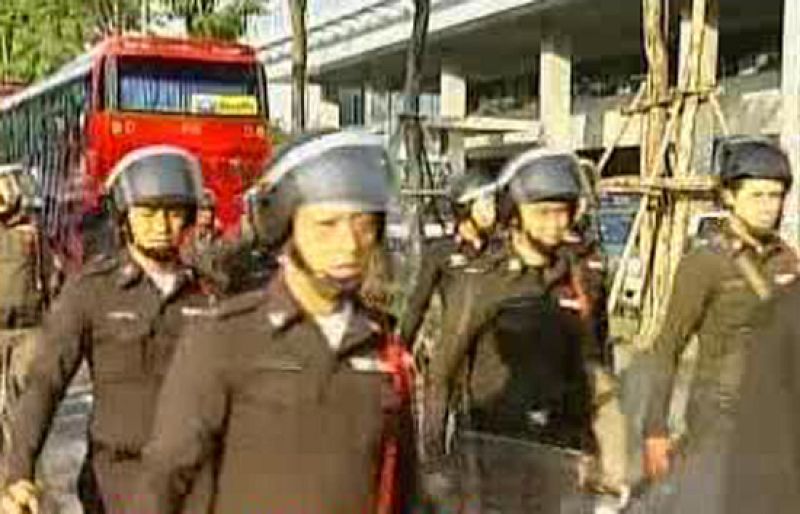 Los manifestantes opuestos al Gobierno mantienen sitiados los dos aeropuertos de Bangkok