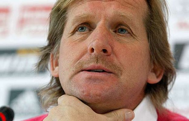  - Schuster ironiza con los fichajes