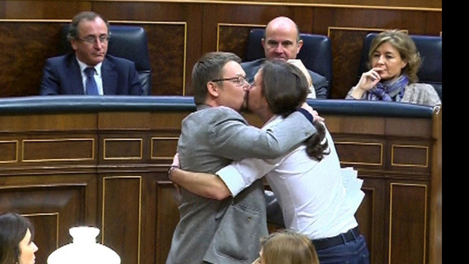 El beso de Pablo Iglesias y Xavier Domènech ha inundado las redes sociales | Ver