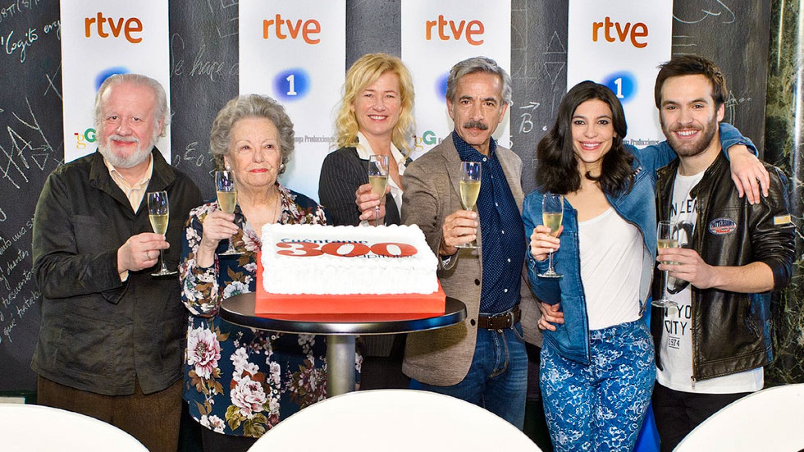 Entraron en nuestras vidas hace 15 años y desde entonces no han parado de regalarnos momentos televisivos inolvidables. La familia Alcántara está de celebración... Esta noche celebramos el capítulo número 300 de 'Cuéntame cómo pasó".