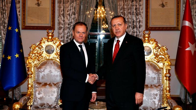 Turquía y la UE pactan un principio de acuerdo para controlar el flujo de refugiados