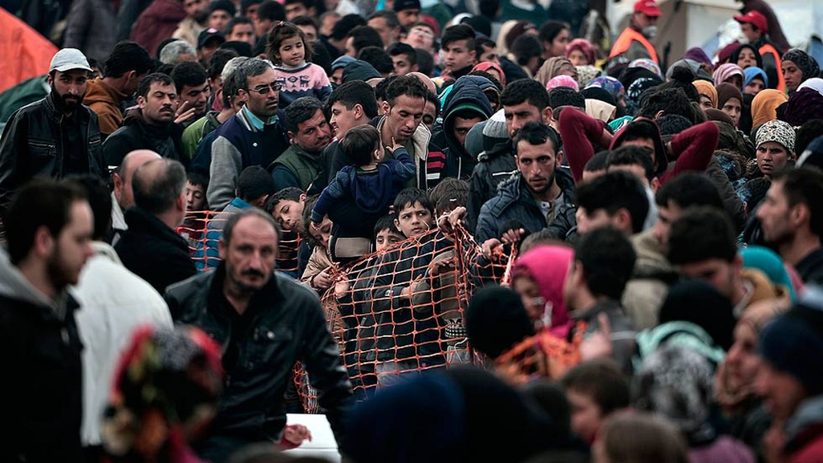 Miles de personas siguen bloqueadas en la frontera entre Grecia y Macedonia