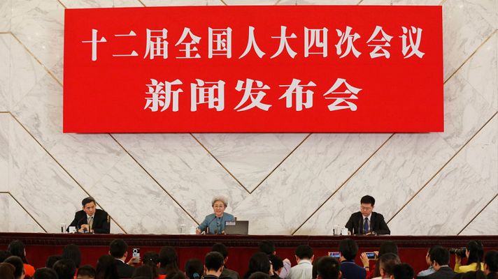 Telediario 1 - China recorta su meta de crecimiento