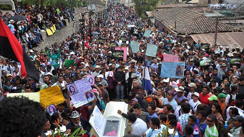 Multitudinaria despedida en Honduras a la ecologista Berta Cáceres asesinada el jueves en su casa
